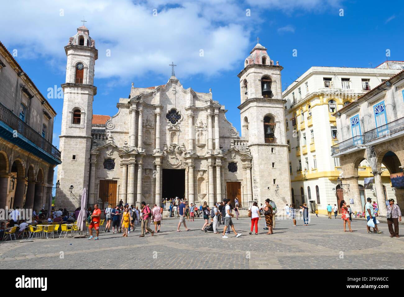 Turistas en la Plaza de la Catedral frente a la Catedral de San Cristóbal / Catedral de La Habana en Cuba. La Catedral de la Virgen María de La Habana. Foto de stock