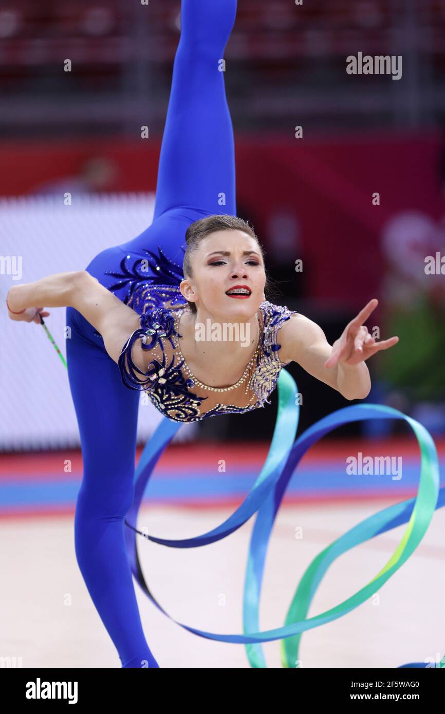 Un grupo de niñas preadolescentes vistiendo leotards espumoso rosado,  haciendo gimnasia rítmica con cinta de arte en la escuela sala de deportes  Fotografía de stock - Alamy