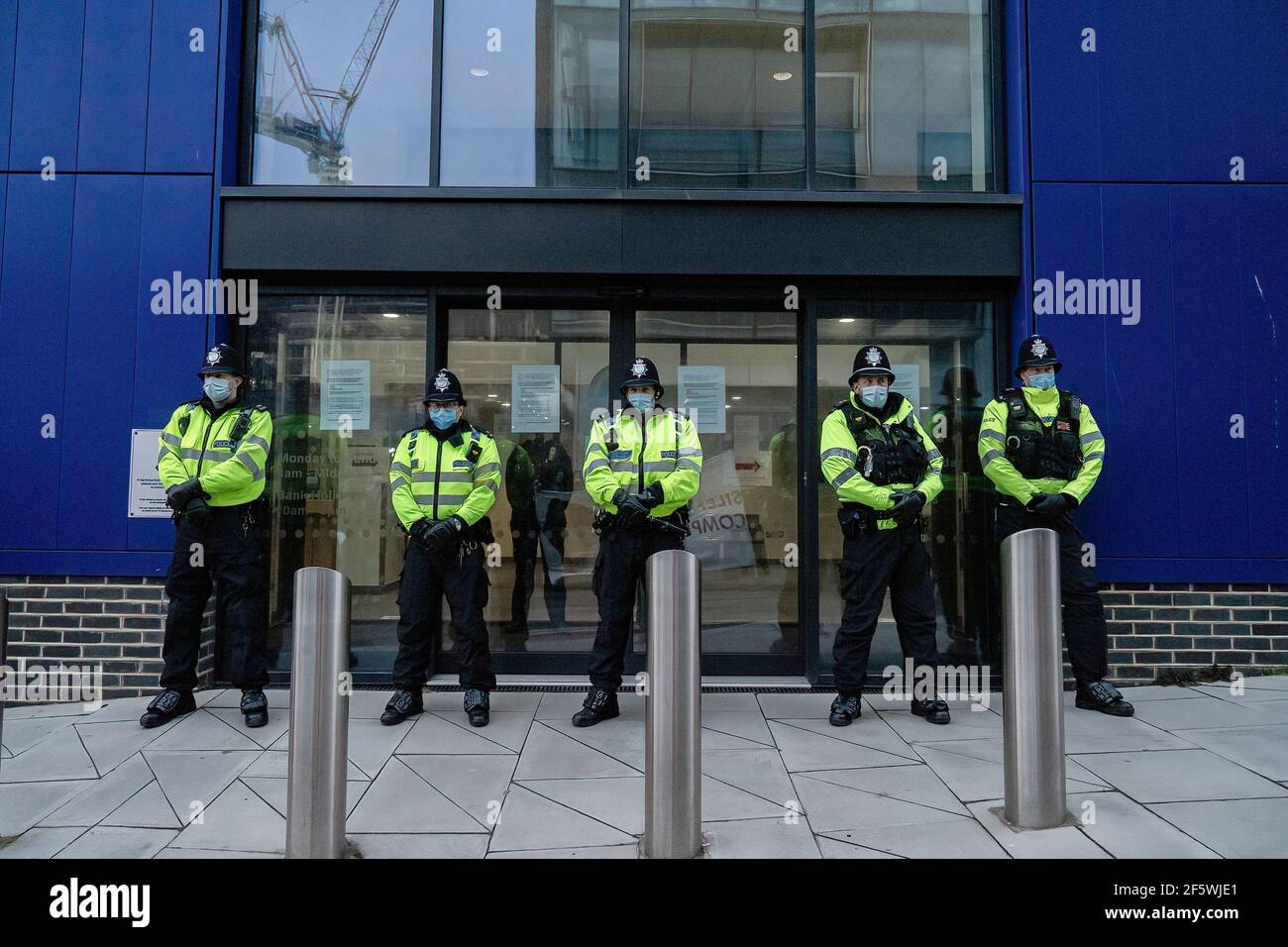 Los agentes de policía forman una línea fuera de la comisaría de Brighton durante la manifestación. Los manifestantes salieron a las calles de Brighton para expresar su oposición a la nueva ley de policía, crimen, sentencia y tribunales que se está debatiendo en el Parlamento del Reino Unido (Foto de Tom Barlow Brown / SOPA Images/Sipa USA) Foto de stock