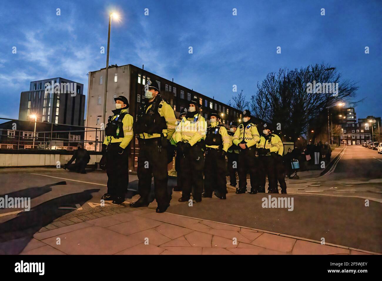 La policía se prepara para reforzar a sus colegas en la comisaría de Brighton durante la manifestación. Los manifestantes salieron a las calles de Brighton para expresar su oposición a la nueva ley de policía, crimen, sentencia y tribunales que se está debatiendo en el Parlamento del Reino Unido (Foto de Tom Barlow Brown / SOPA Images/Sipa USA) Foto de stock