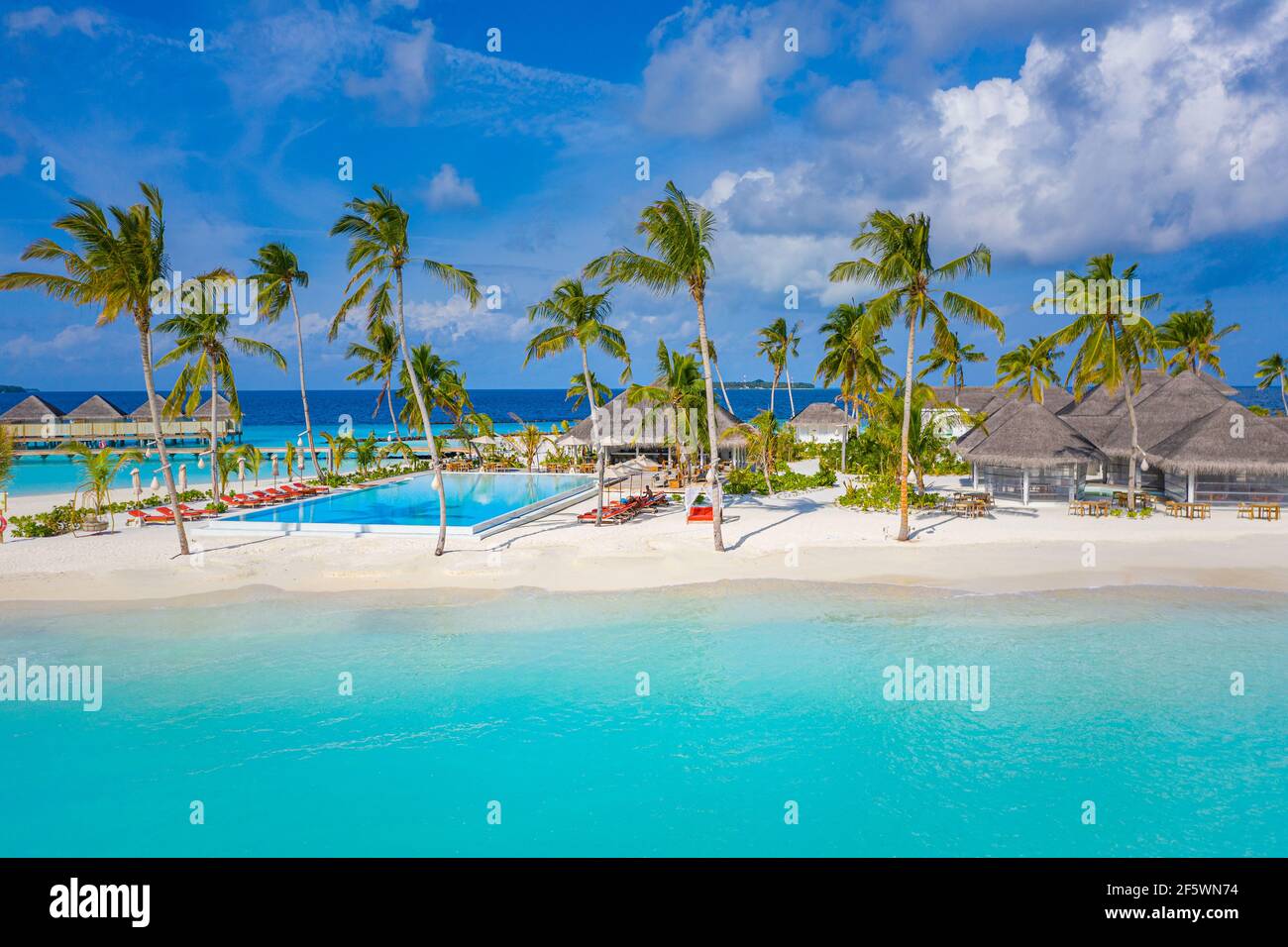 Foto aérea de la hermosa playa tropical paraíso de Maldivas. Vistas increíbles, agua azul turquesa de la laguna, palmeras y playa de arena blanca. Viajes de lujo Foto de stock