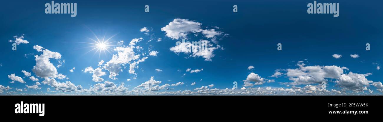 Panorámica perfecta con cielo azul, vista de 360 grados y hermosas nubes para su uso en gráficos 3D como cúpulas de cielo o para posprocesamiento de imágenes de drones Foto de stock