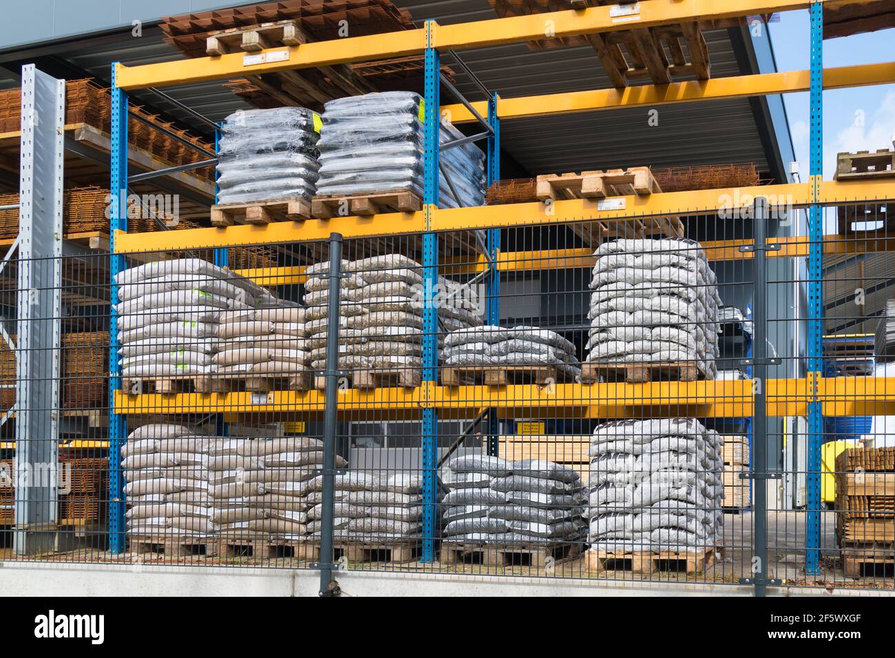 estantes de almacenamiento de almacén al aire libre para materiales de  construcción Fotografía de stock - Alamy