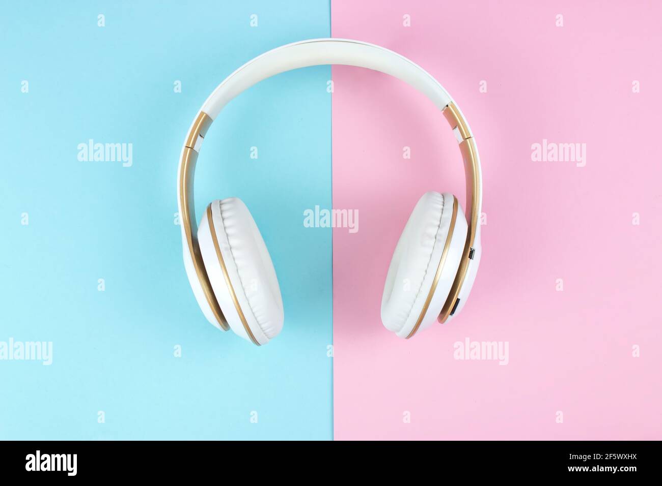 Audifonos rosado pastel azul fondo fotografías e imágenes de alta  resolución - Alamy
