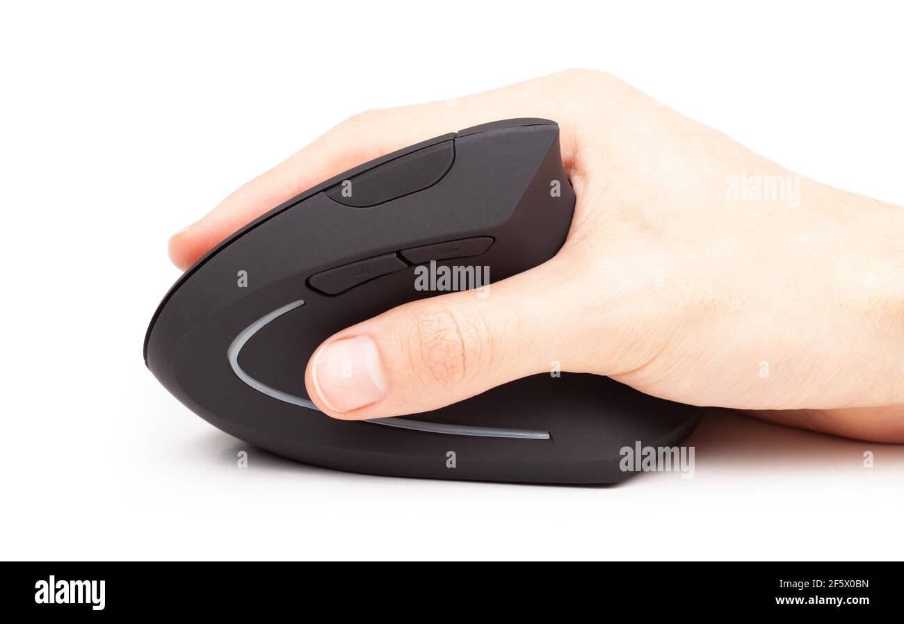 Mano utilizando un ratón inalámbrico de ordenador ergonómico moderno,  sosteniendo y moviendo un pc de escritorio diseño de ratón de aleta vertical  para prevenir el dolor de muñeca, con tensión Fotografía de