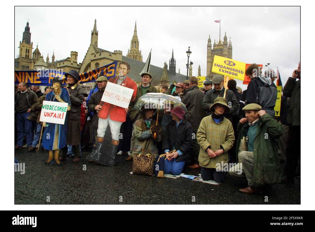 Fox Hunt vota en Westminster..Demos bloqueó el camino fuera del parlamento.pic David Sandison 18/3/2002 Foto de stock