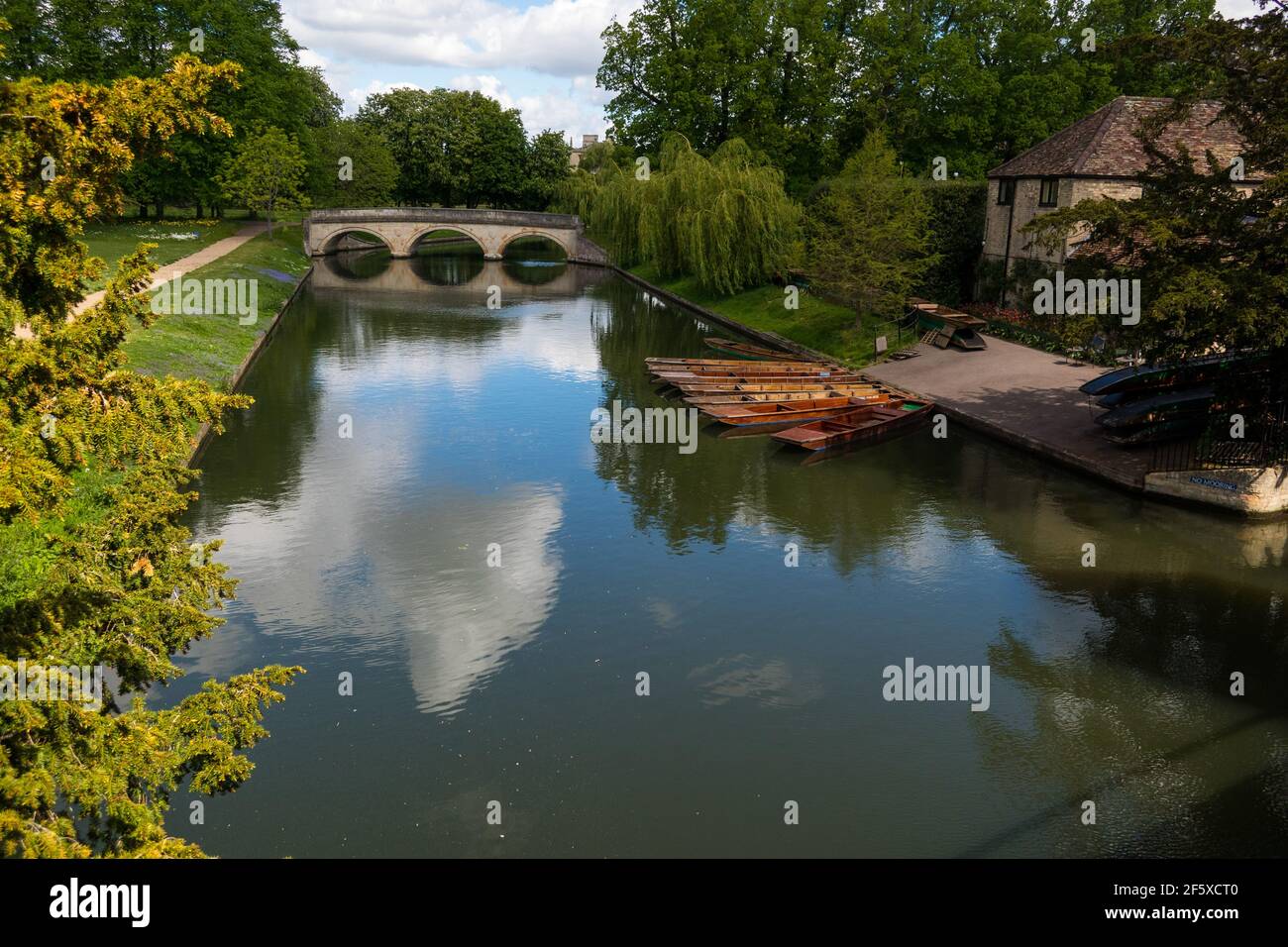 College Punts en la leva del río Cambridge con nubes que reflejan agua Foto de stock