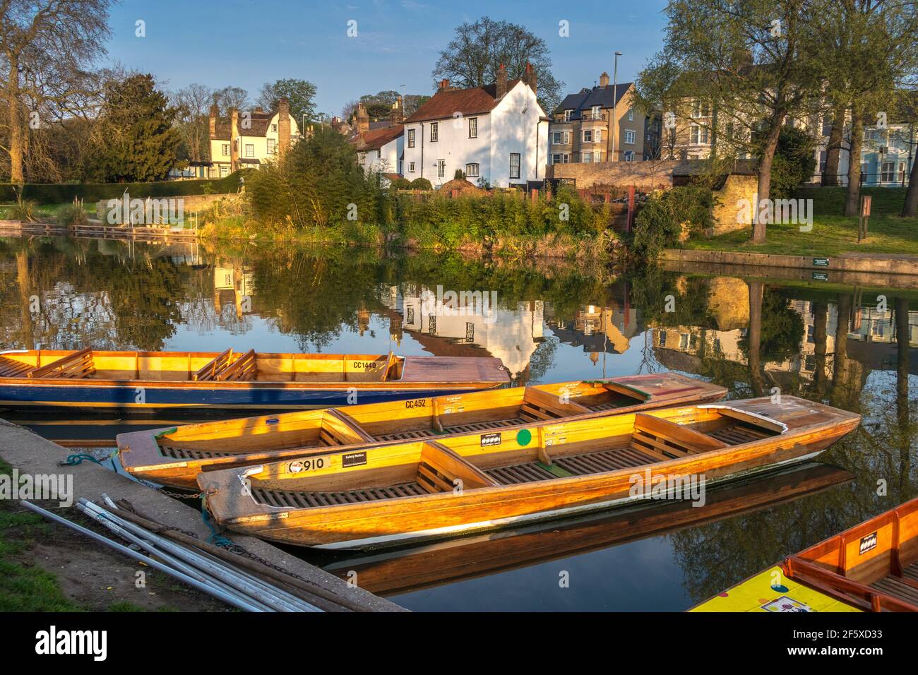 River Cam con punts y reflexiones mostrando casas en la orilla del río Cambridge, Inglaterra Foto de stock