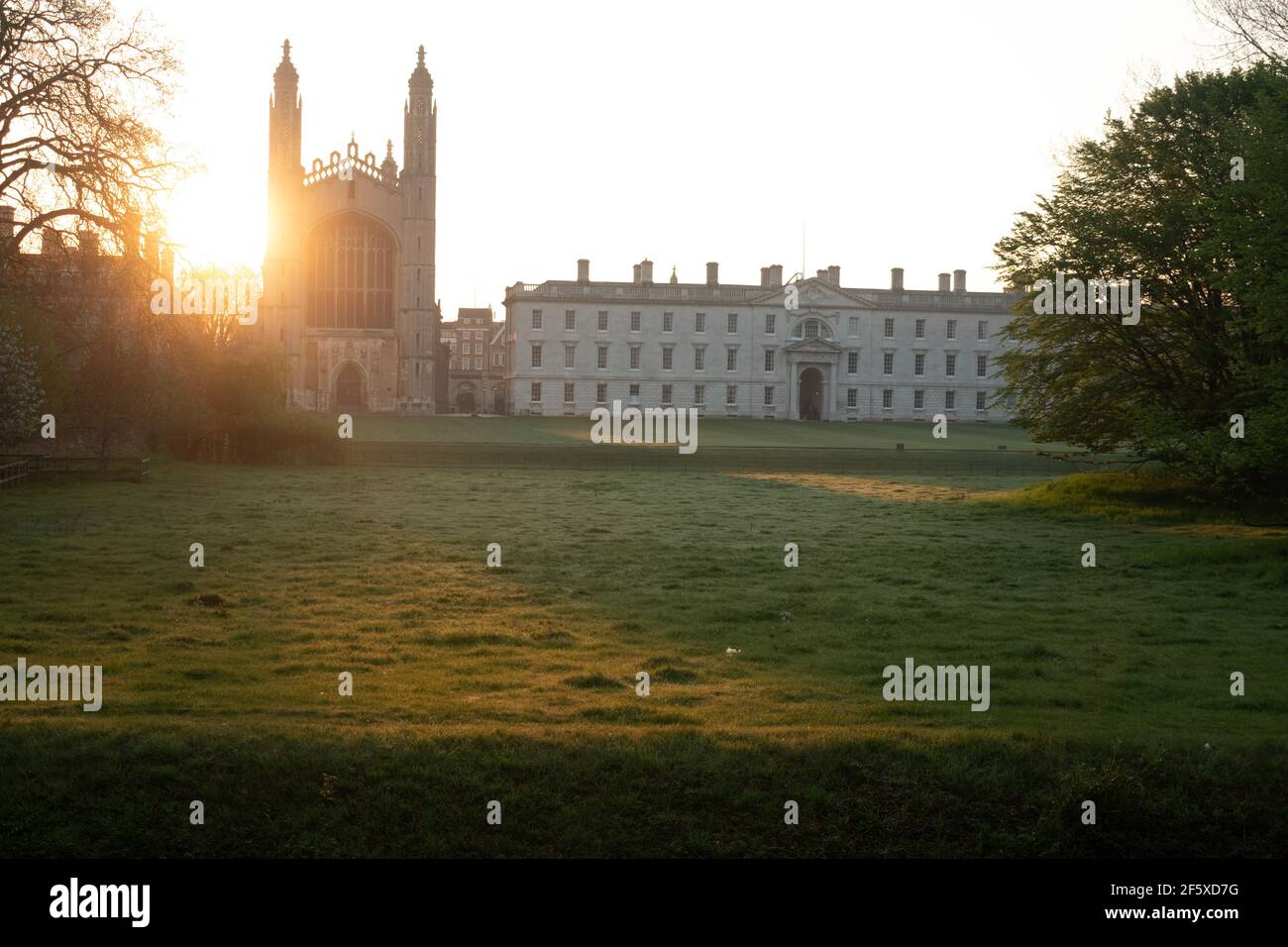Icónico Cambridge, Kings College parte de la Universidad de Cambridge. Mirando al otro lado de los prados desde la parte de atrás en Queens Road Cambridge Foto de stock