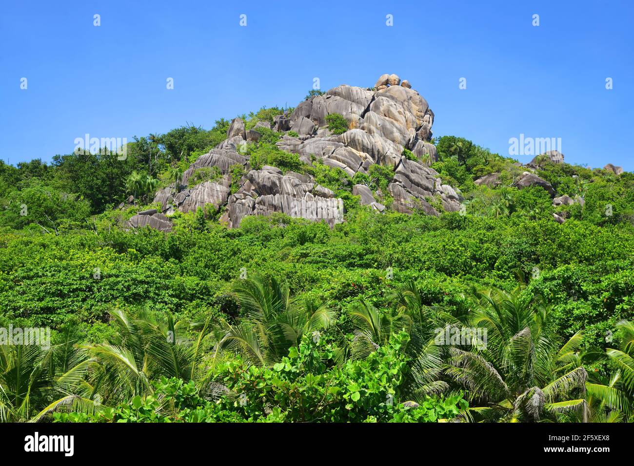 Rocas de granito cerca de la playa Anse Pierrot. Isla la Digue, Seychelles. Destino tropical en el océano Índico. Foto de stock