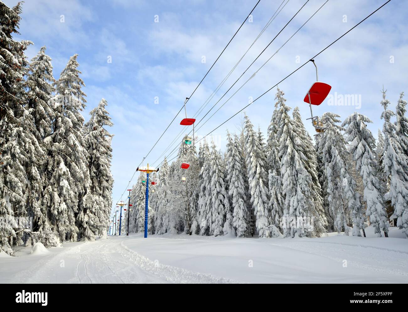 Paisaje nevado de invierno en el Parque Nacional Sumava, teleférico en el monte Pancir, República Checa. Foto de stock