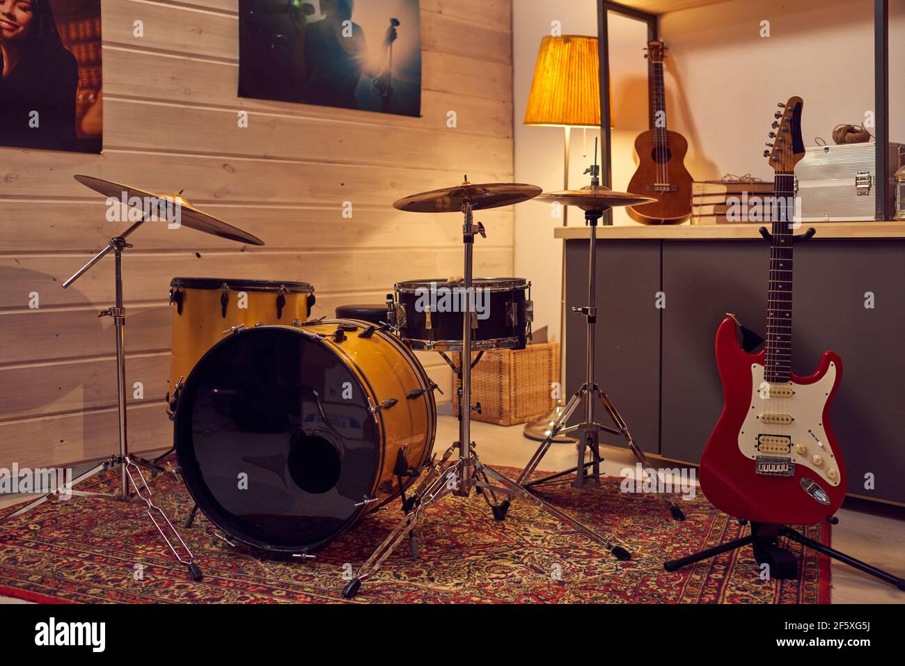 Instrumentos musicales modernos fotografías e imágenes de alta resolución -  Alamy