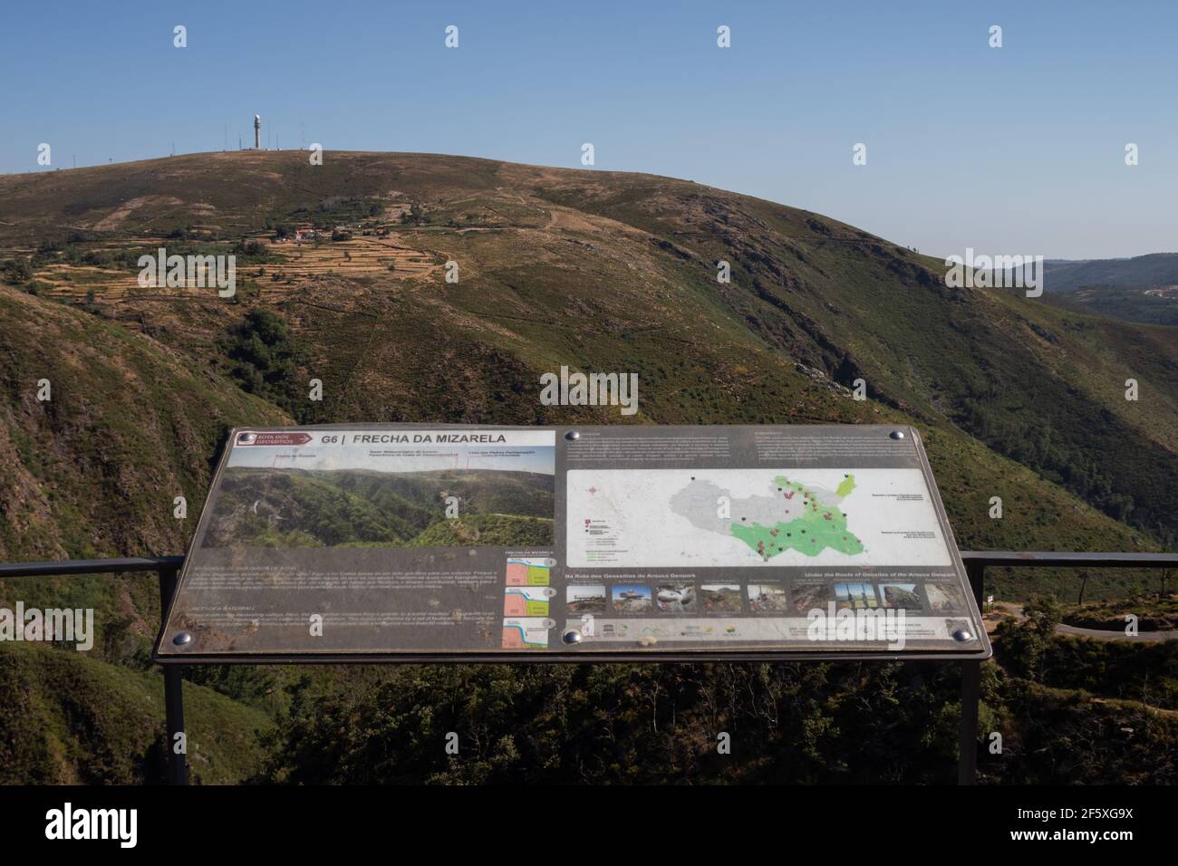 Tablero de información de Frecha da Mizarela con paisaje Serra da Freita en el grupo trasero, en Arouca Geopark, Portugal. Foto de stock