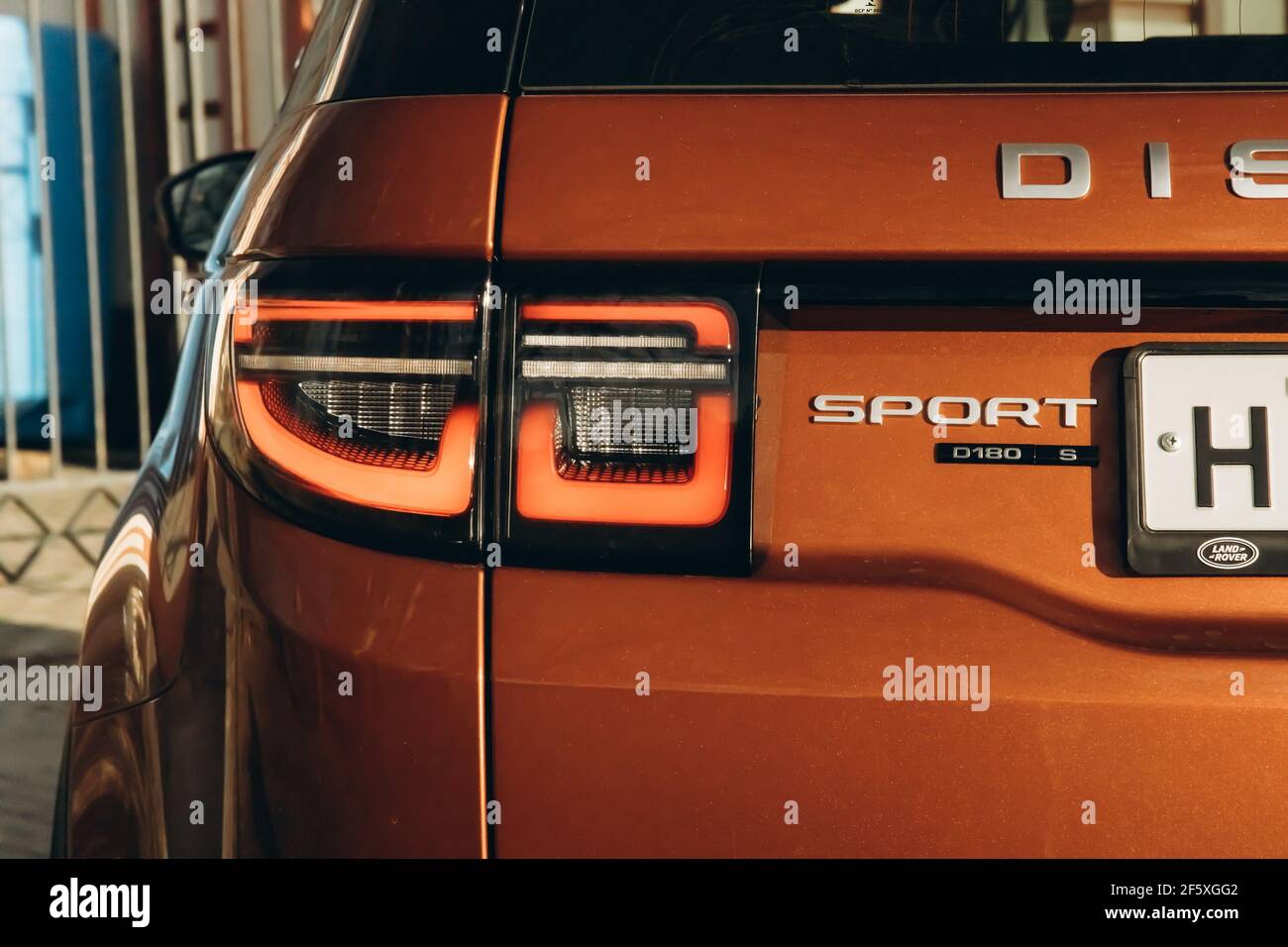 Moscú, Rusia - 20 de diciembre de 2019: El Land Rover Discovery Sport 2020 de color naranja está estacionado en la costa. Exterior del SUV inglés premium. Vista trasera de tres cuartos. .. Foto de stock