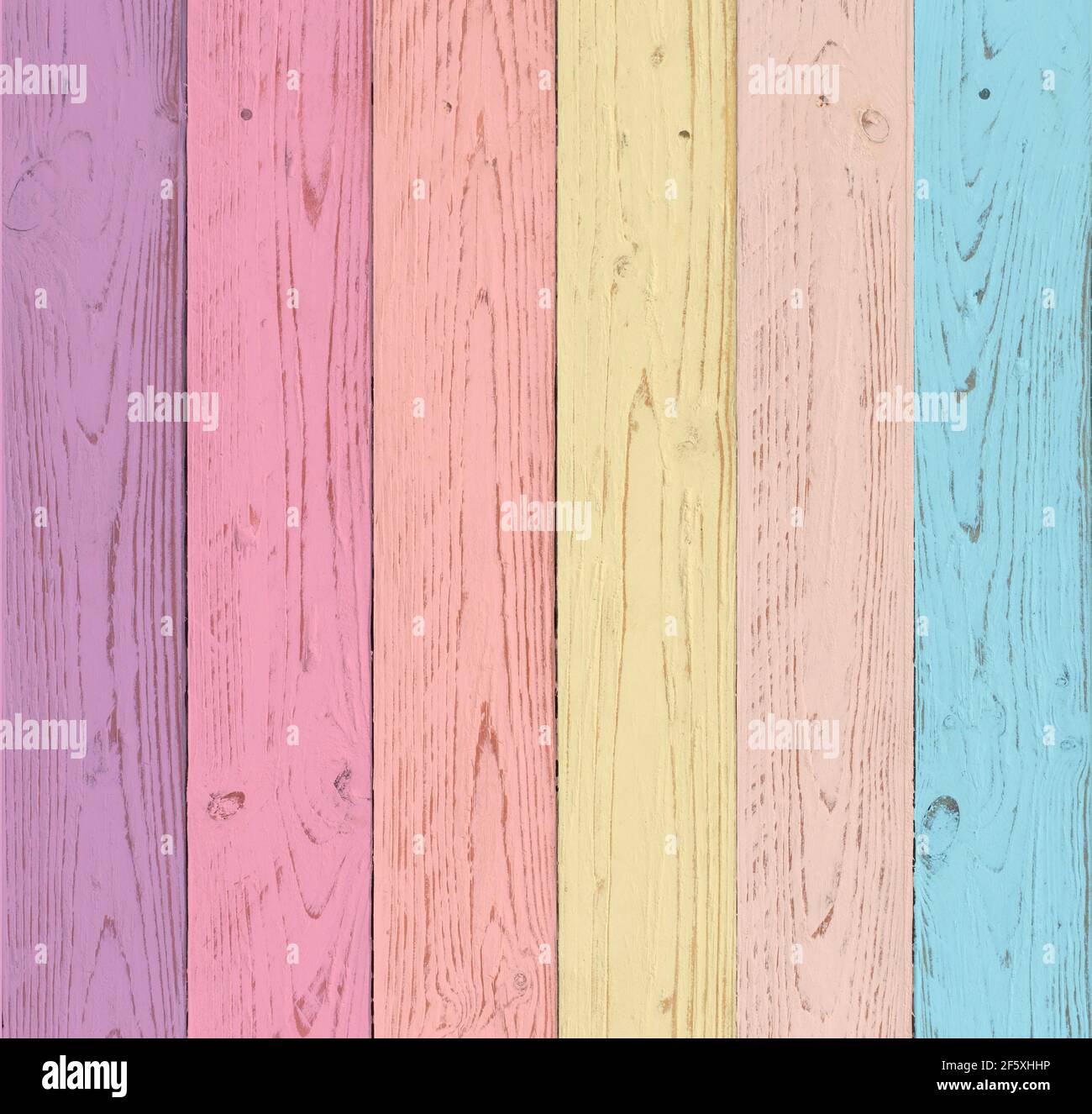 Un fondo de madera de 6 tablas verticales pintadas en tonos pastel, en  violeta, rosa, naranja, amarillo, salmón y colores azules. fondo para la  boda Fotografía de stock - Alamy