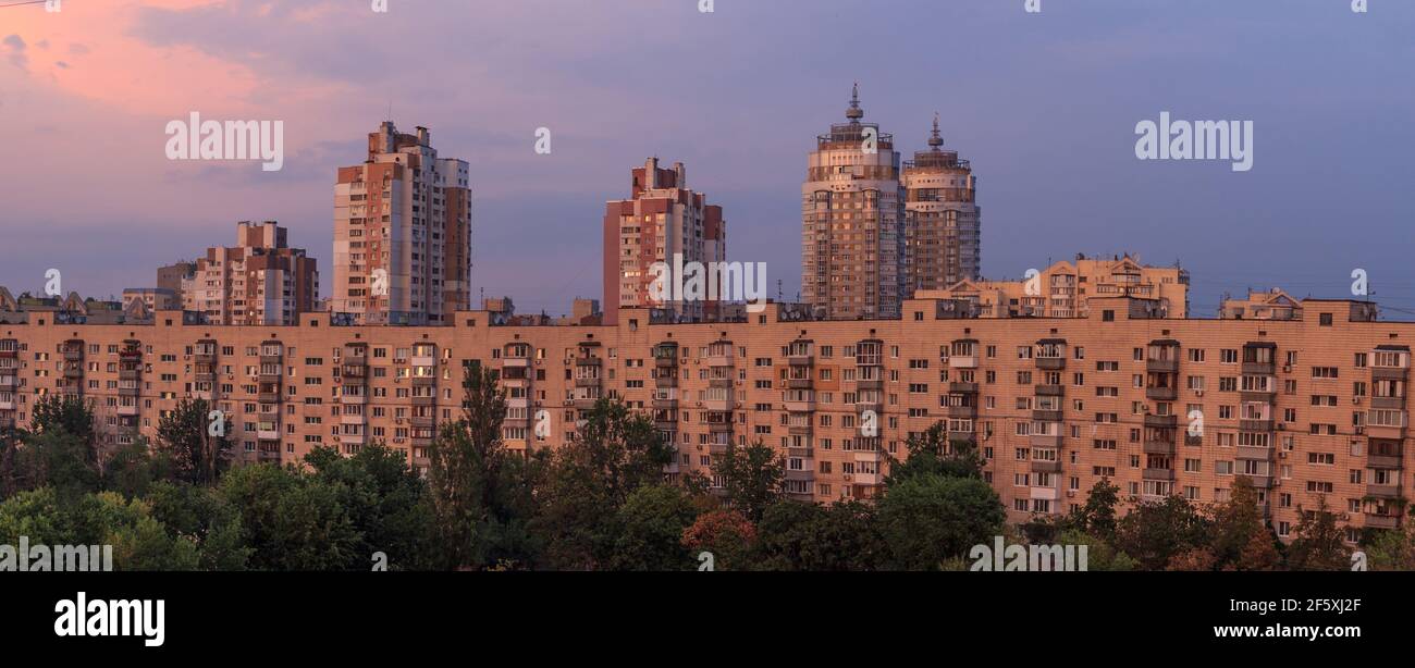 Paisaje urbano al atardecer con arquitectura paisaje urbano de la ciudad. Edificio alto y largo, edificios de gran altura con un diseño de fondo claro. Noche púrpura panorámica Foto de stock