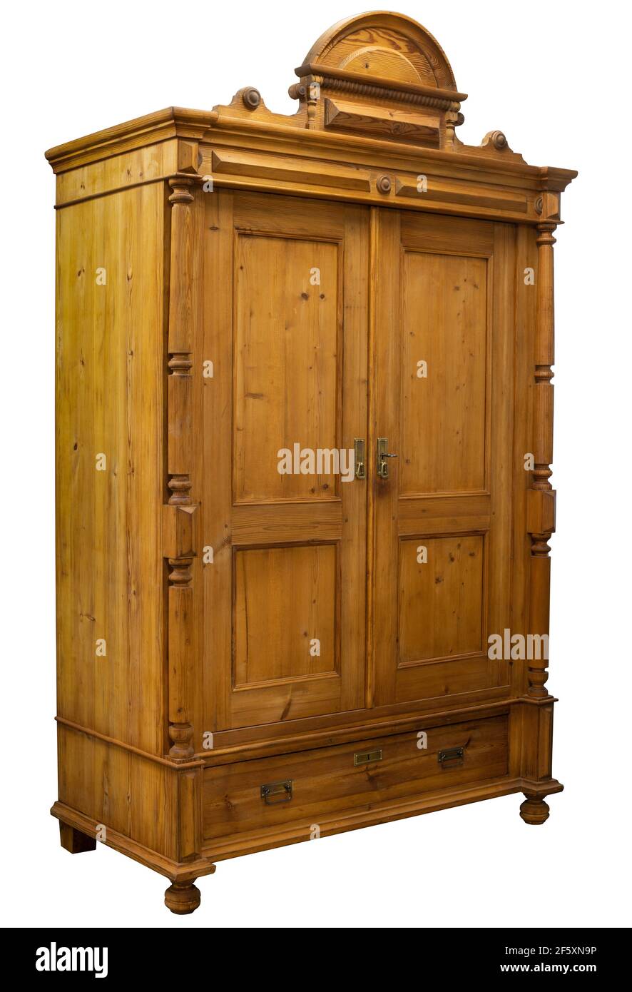 Vintage antiguo armario de madera aislado en blanco Fotografía de stock -  Alamy