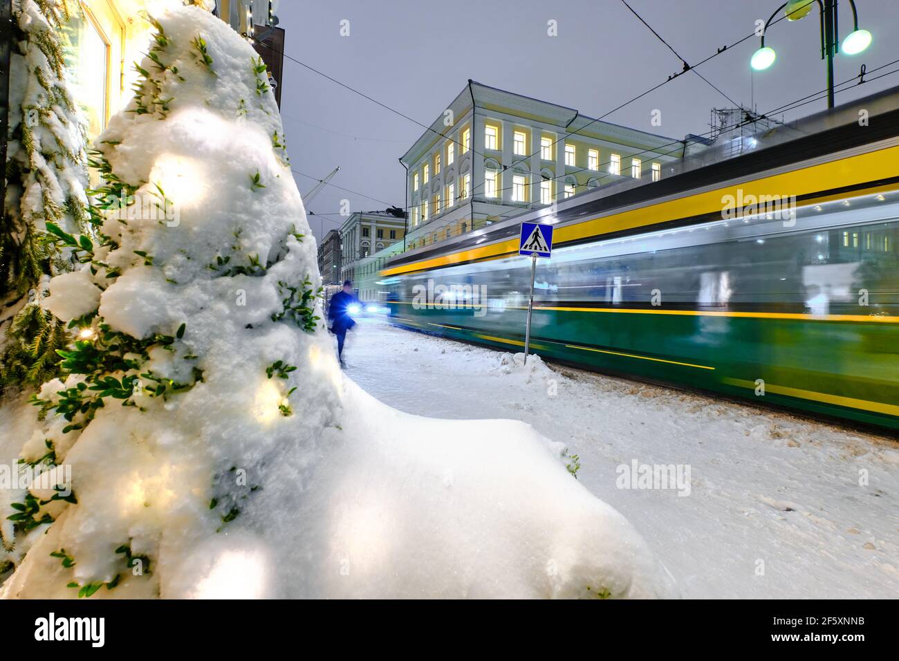 Calle Aleksanterinkatu durante la fuerte tormenta de nieve. El tranvía se mueve en la calle. Helsinki, Finlandia. Foto de stock