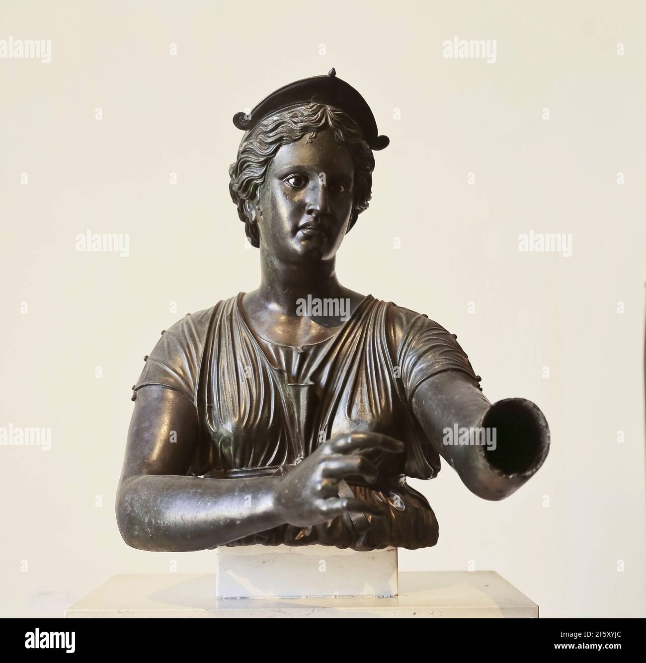 Busto de Diana (Artemis). 2nd céntimos. BC período helenístico. Templo de Apolo, Pompeya. Estatua de bronce. Museo Arqueológico de Nápoles, Italia. Foto de stock