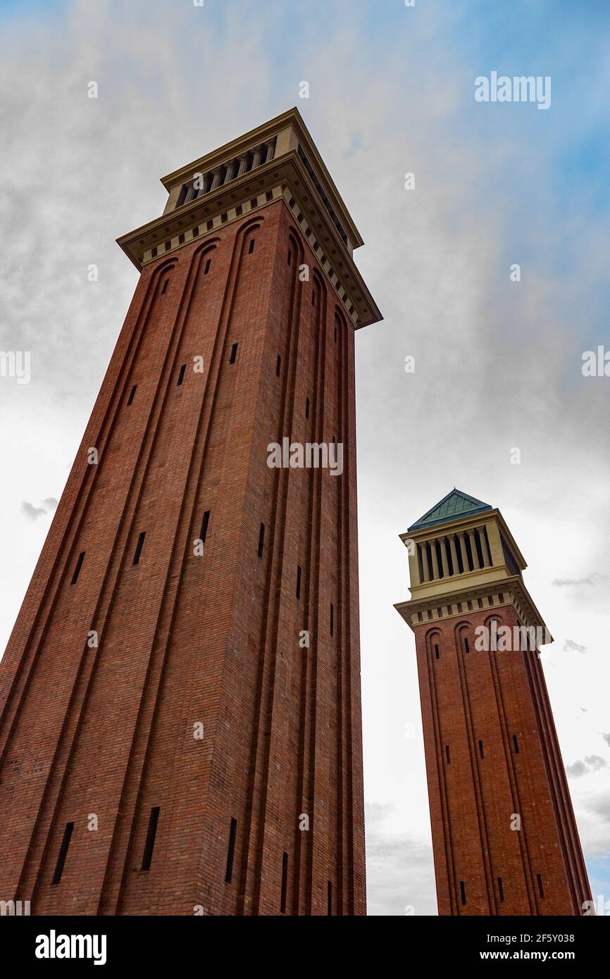 Una imagen de las dos Torres (Torres Venecianes veneciano) de Barcelona  Fotografía de stock - Alamy
