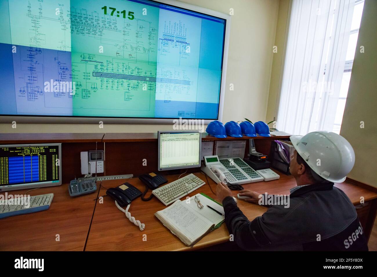 Rudny, región de Kostanay, Kazajstán-mayo de 28 2012: Planta de extracción y procesamiento Sokolovo-Sarbay. Ingeniero operador en la sala de automatización y control. Foto de stock