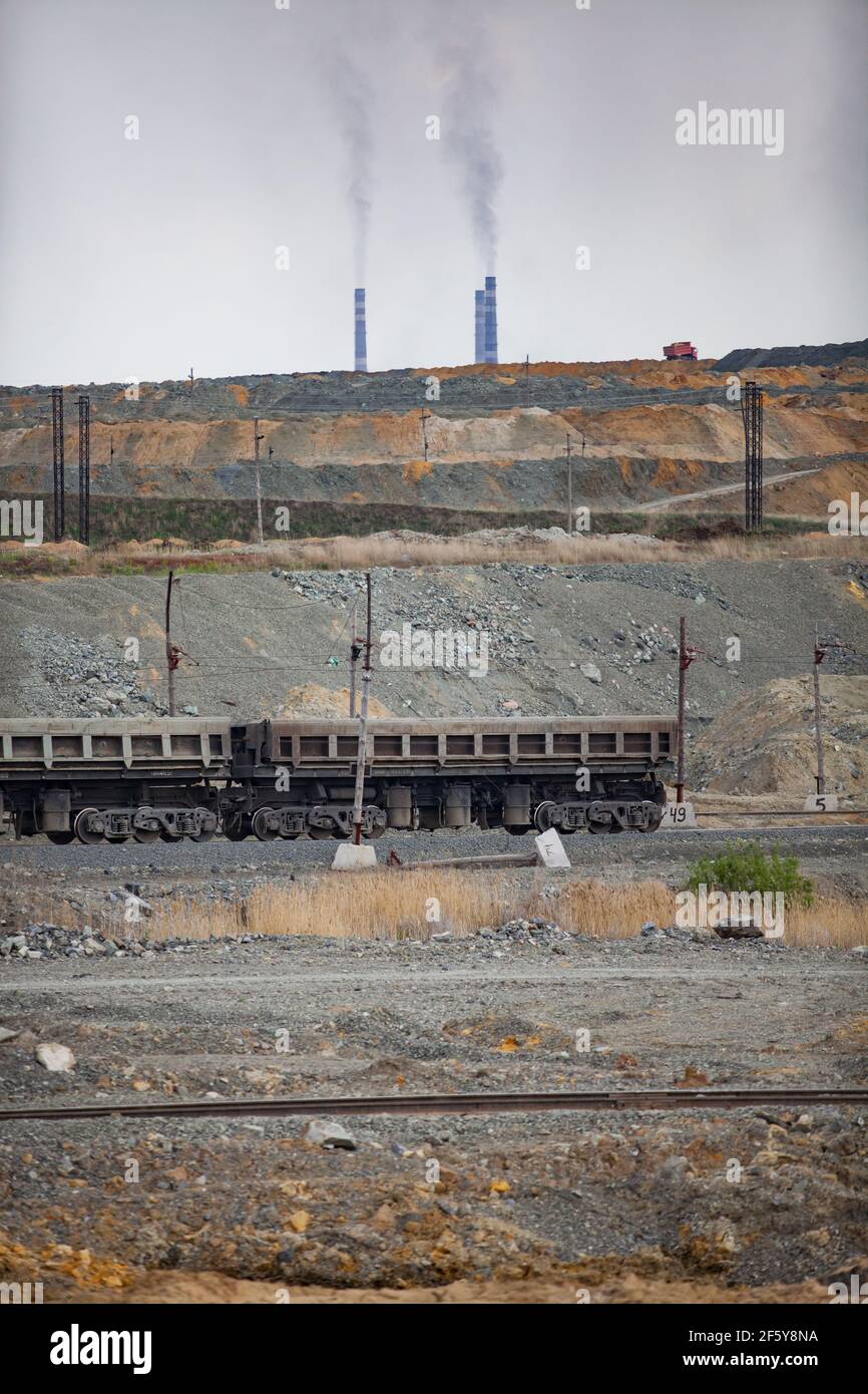 Rudny/Kazakhstan - Mayo 14 2012: Extracción a cielo abierto de mineral de hierro. Vagón ferroviario en canteras que transporta el mineral a la planta de concentración. Foto de stock