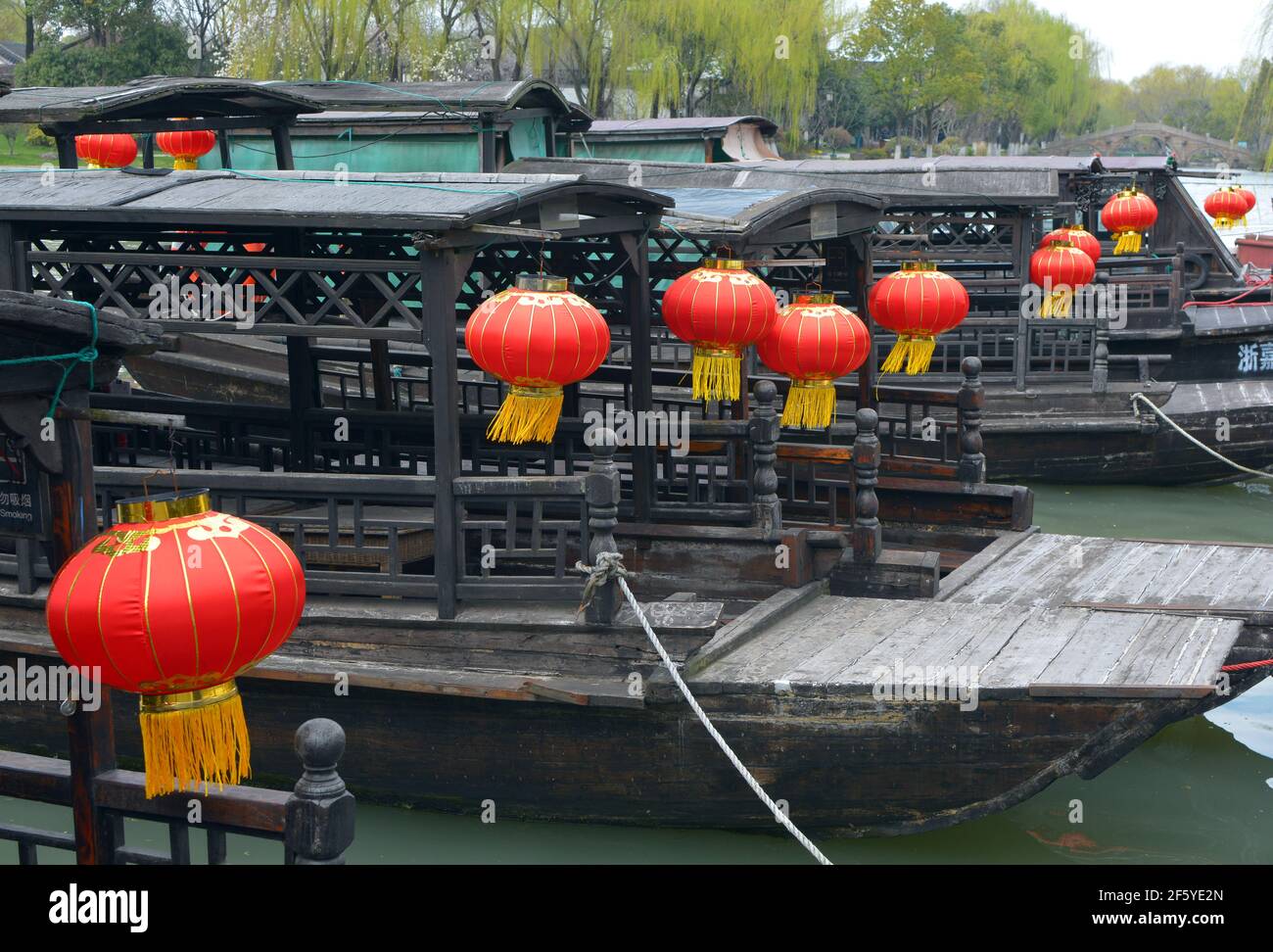 Linternas rojas brillantes adornan los barcos turísticos en el lago sur de Jiaxing o Nanhu. El famoso lago donde el partido comunista chino se reunió por primera vez en 1921. Foto de stock