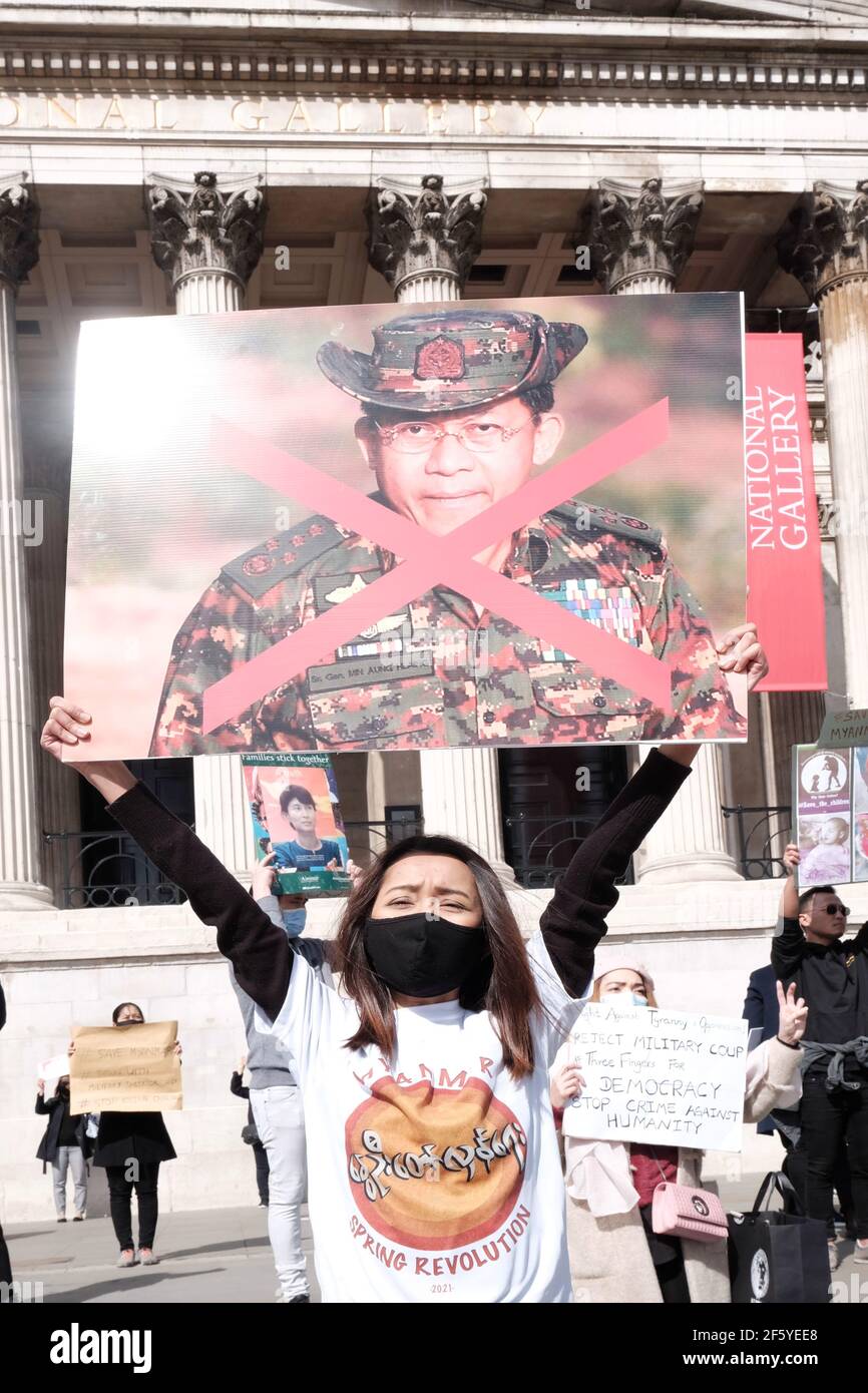 Un manifestante birmano a favor de la democracia sostiene una foto del general Min Aung Hlaing, quien inició un golpe de estado y detuvo a la líder Aung San Suu Kyi. Foto de stock