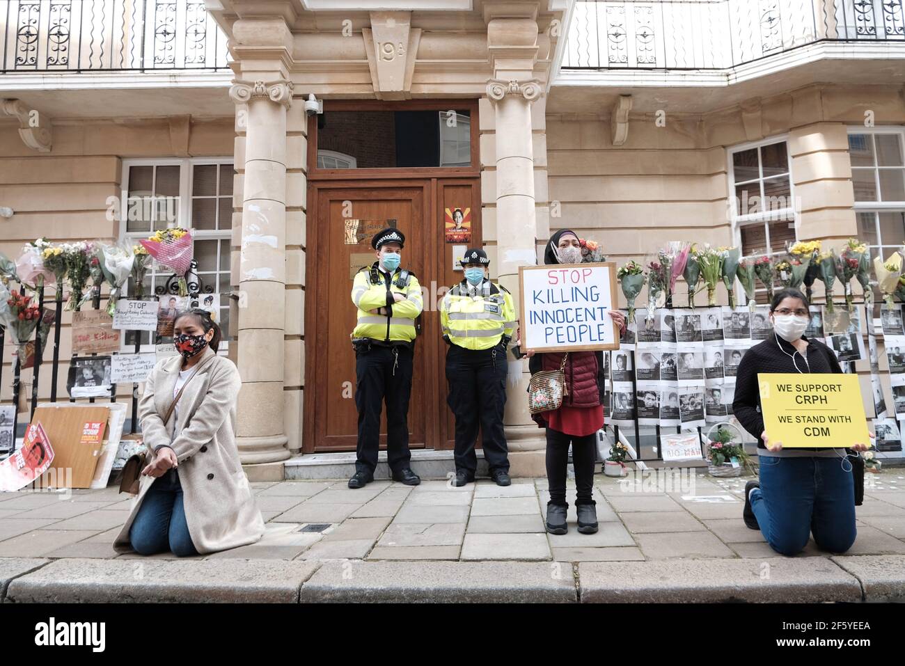 La comunidad de Myanmar protesta en Londres fuera de la embajada para pide que se vuelva a la democracia después de que los militares se apoderen de ella Encendido el 1st de febrero de 2021 Foto de stock