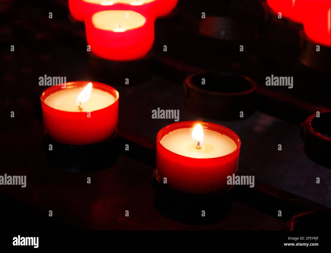 velas espirituales luz de noche Foto de stock
