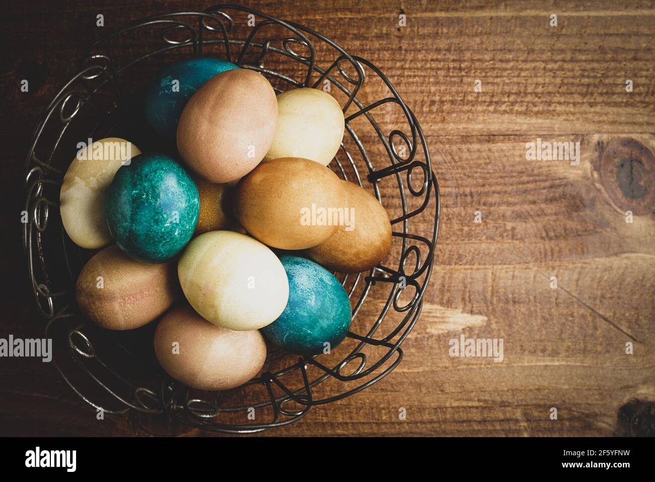 Huevos de Pascua naturalmente teñidos Foto de stock