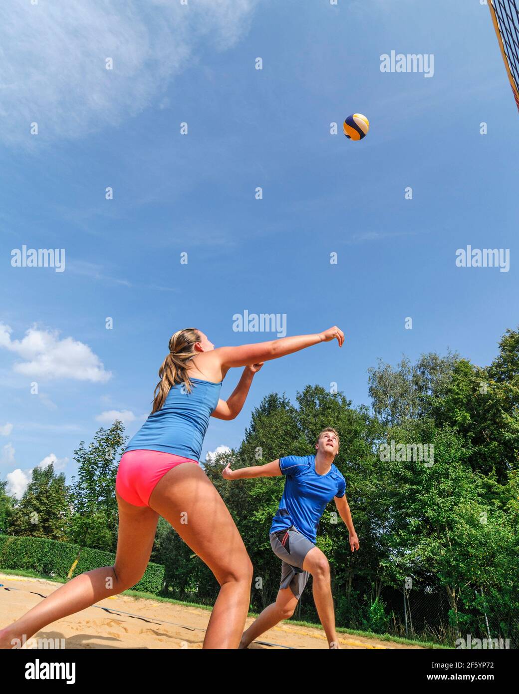 Deporte de verano de moda - jóvenes jugando Beachvolleyball Foto de stock