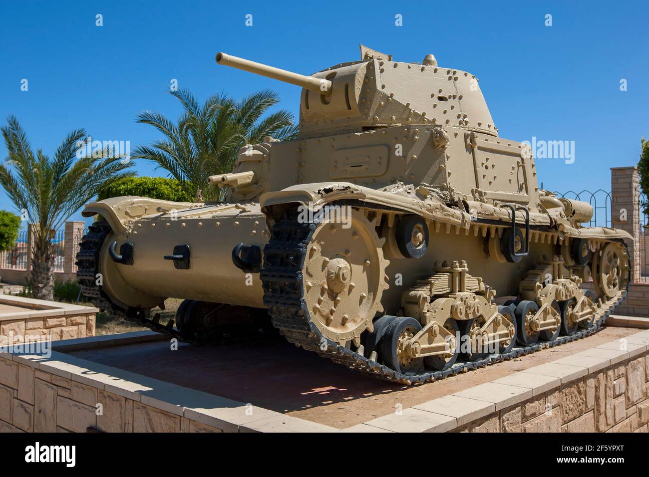 Un tanque italiano Carro Armato M13/40 en exhibición en el Museo de Guerra el Alamein en Egipto. Este tanque fue utilizado durante la campaña del Desierto Occidental de WW2. Foto de stock
