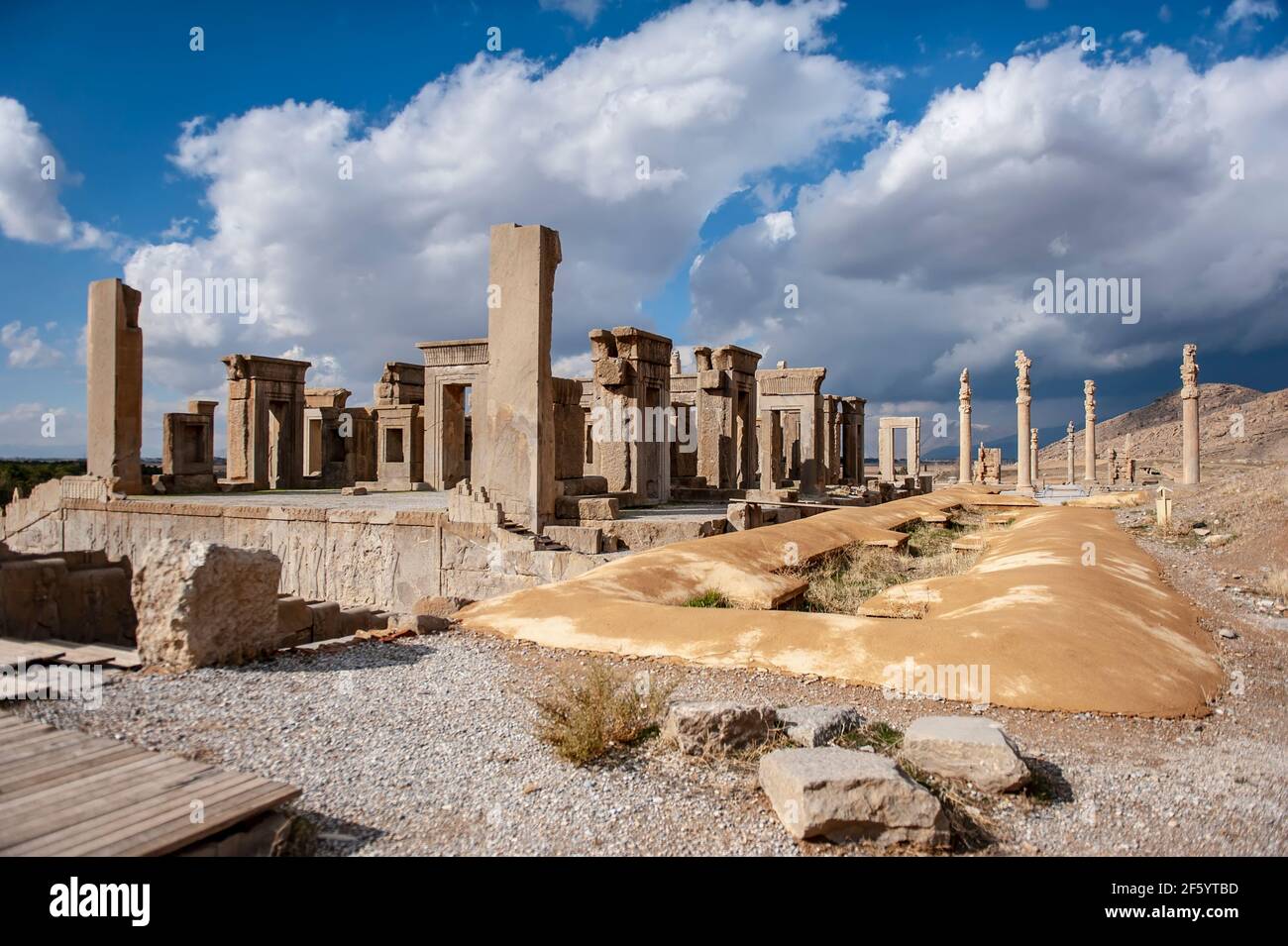 Las ruinas del palacio de Tachara en Persépolis, la capital ceremonial del imperio Achaeménid persa cerca de Shiraz, Irán Foto de stock