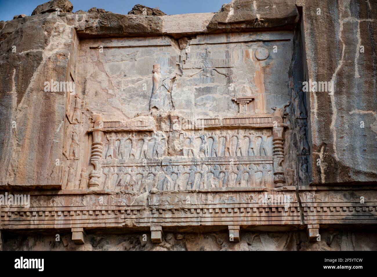 Decoraciones de relieve sobre la entrada de la tumba del Rey persa Artajerxes II en Persépolis, Irán Foto de stock