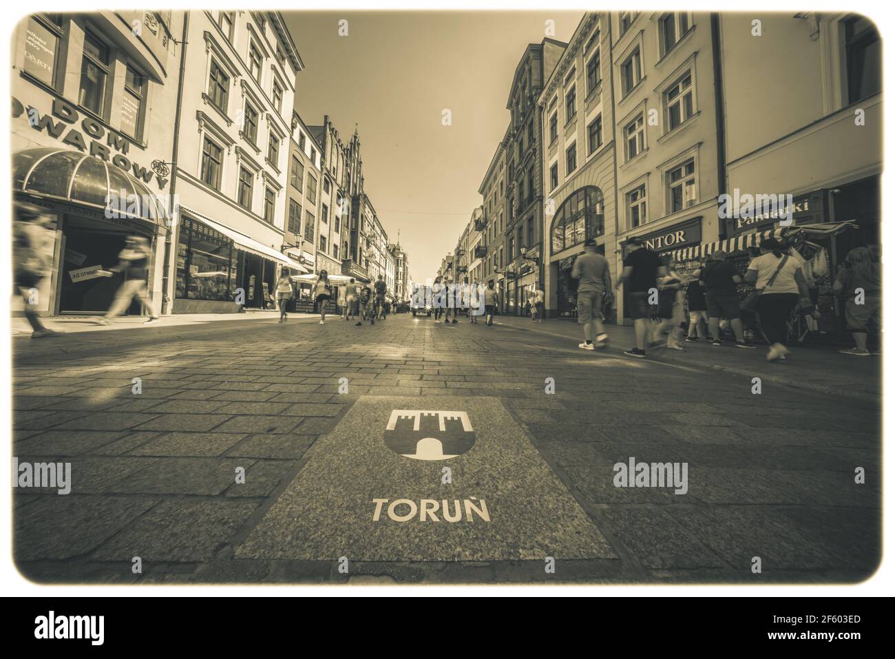 Torun, Polonia - Agosto 2020 : signo de emblema de la ciudad de Torun en el pavimento de la calle en el casco antiguo histórico Foto de stock