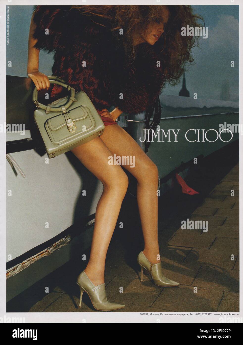 Cartel publicitario Jimmy Choo calzado de moda casa en revista de 2004 años, anuncio creativo Jimmy Choo 2000s anuncio Foto de stock