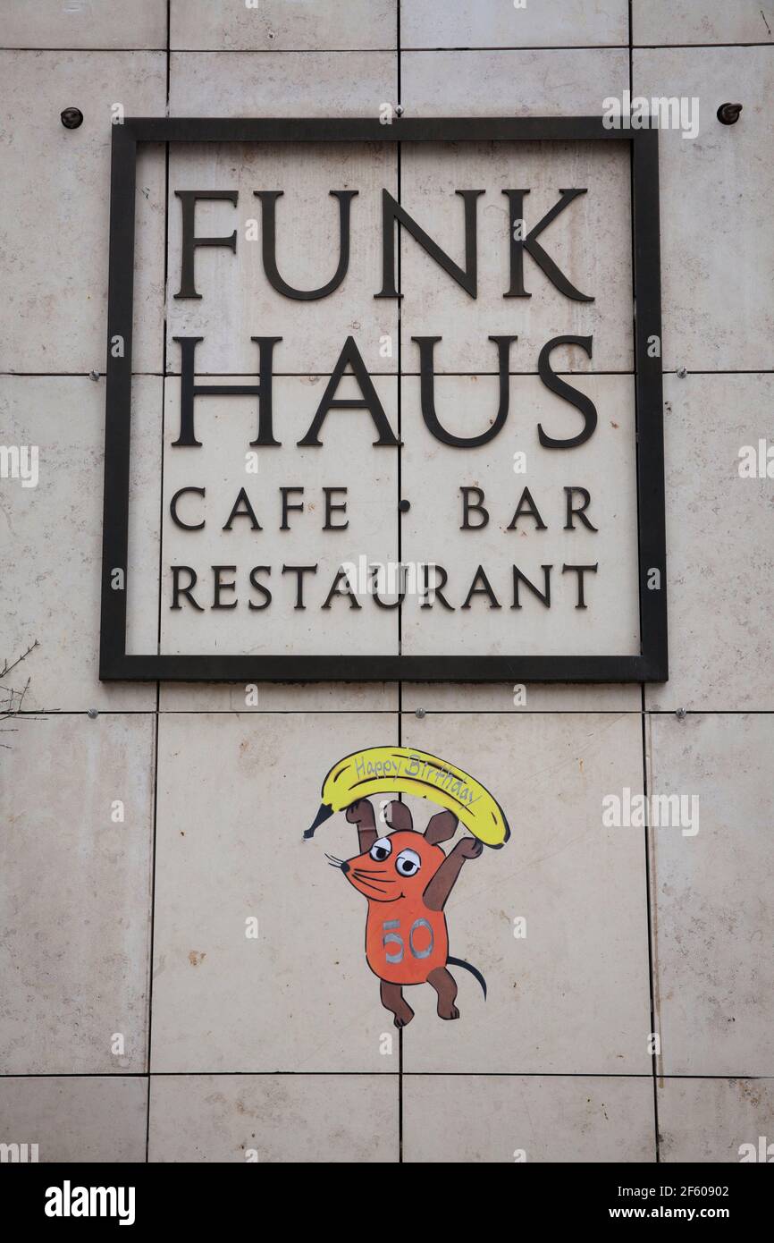 Graffiti del ratón celebrando el 50th aniversario del programa de televisión Die Sendung mit der Maus en Cafe Funkhaus am Wallrafplatz, Colonia, Alemania. Foto de stock