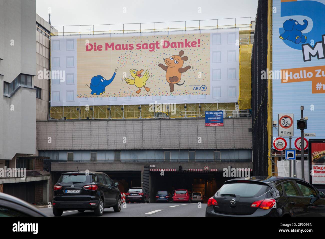 Grandes carteles en el Nord-Sued-Fahrt celebrando el 50th aniversario del programa de televisión Die Sendung mit der Maus, Colonia, Alemania Foto de stock