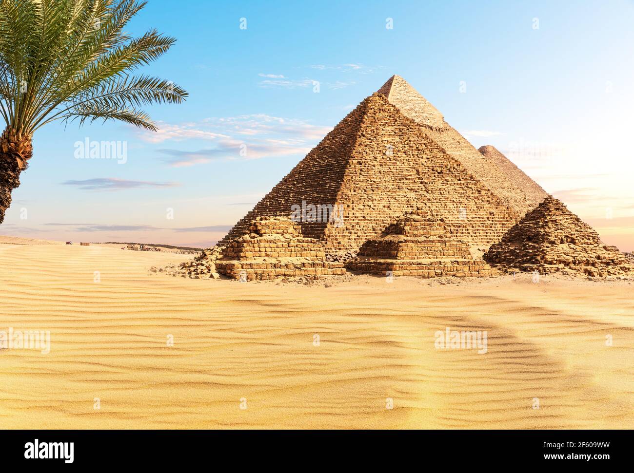 Pirámides de Egipto al atardecer en el soleado desierto de Giza, famosa maravilla del mundo Foto de stock