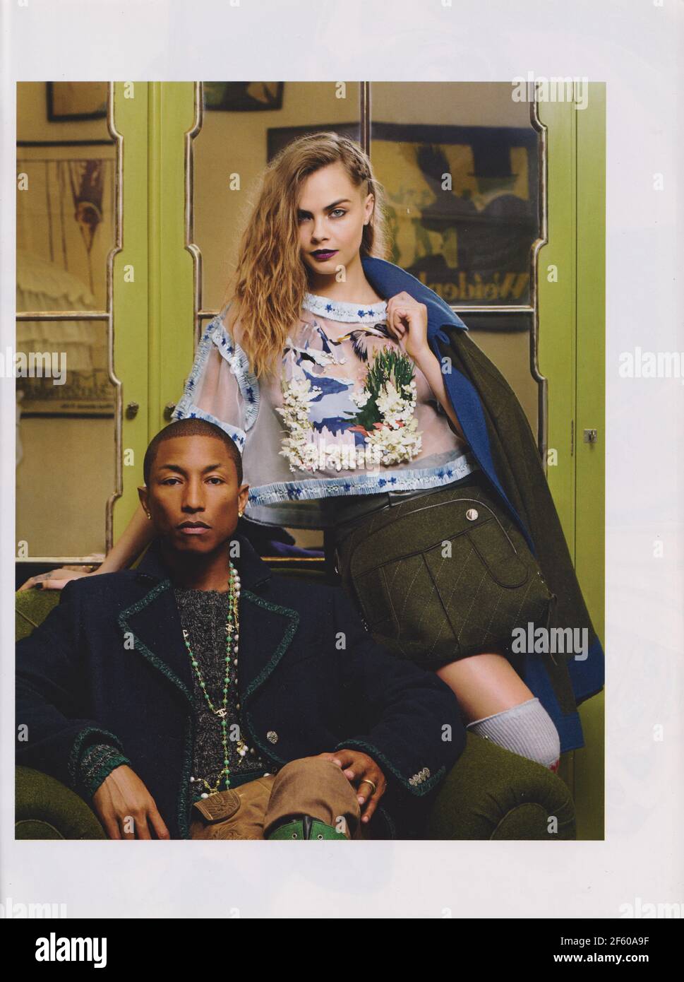 Cartel de publicidad CHANEL con Pharrell Williams y cara Delevingne en la  revista de papel de 2015, anuncio, creativo CHANEL 2010s anuncio Fotografía  de stock - Alamy