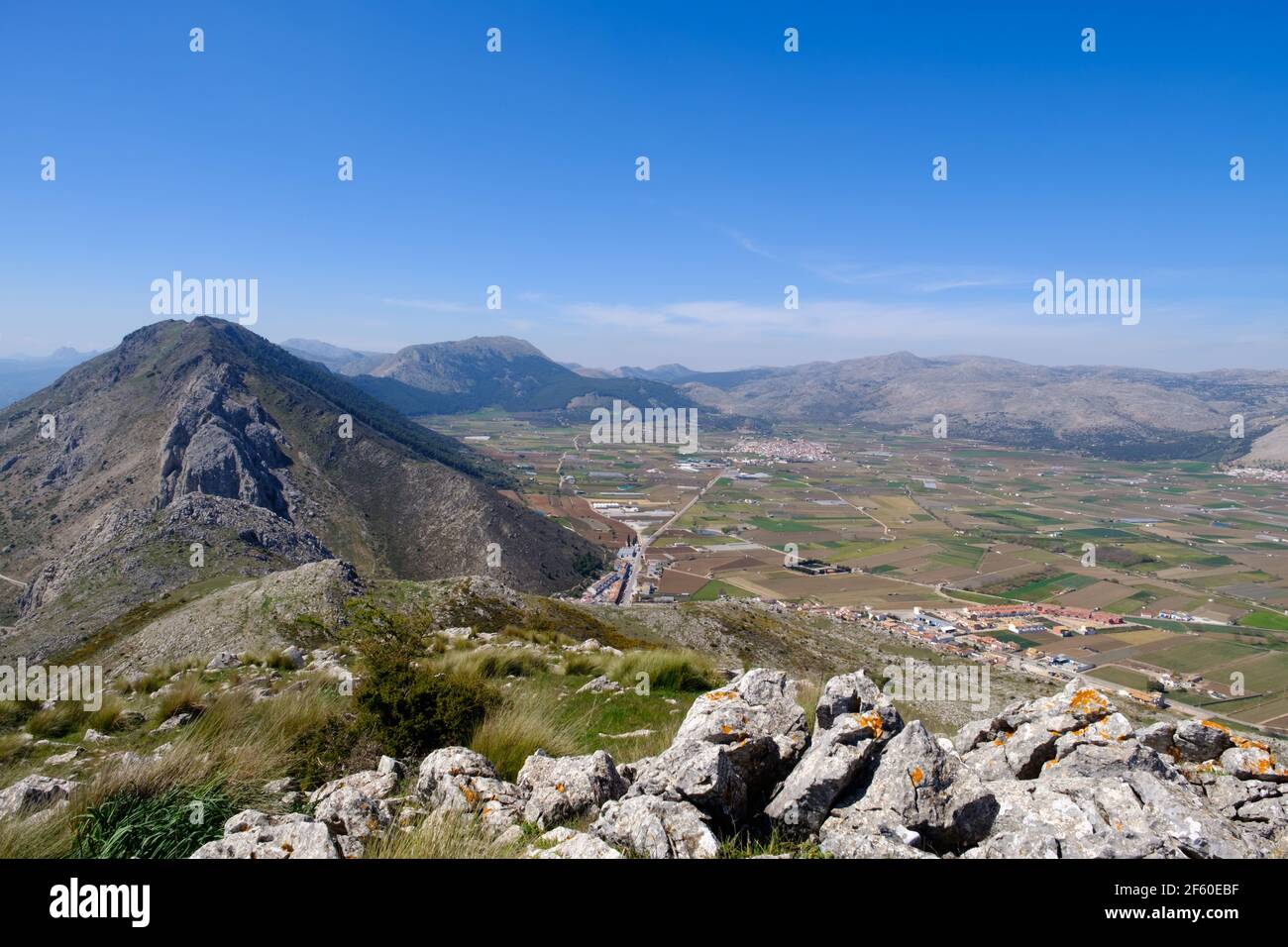 Vistas desde la cima de Corona. Senderismo camino la Cuna y Tajo de la U, paso Zafarraya, Andalucía, España, Europa Foto de stock