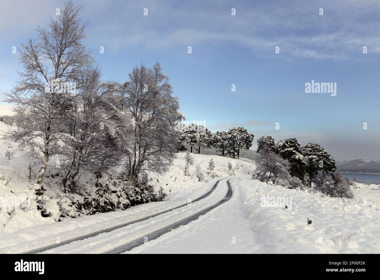 Camino de una sola pista después de la caída de nieve. Glen Affric, Highland, Escocia Foto de stock