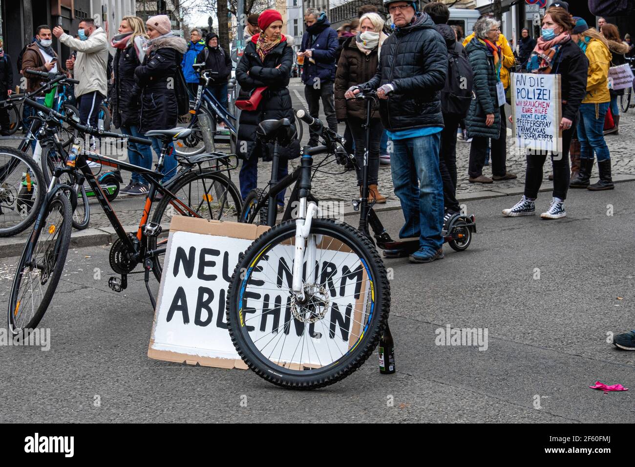 Berlín, Alemania, 28th de marzo de 2021. La gente se reúne cerca de Rosa-Luxemburg-Platz en Mitte-Berlín para protestar contra las restricciones de Corona y las reglas de bloqueo Foto de stock