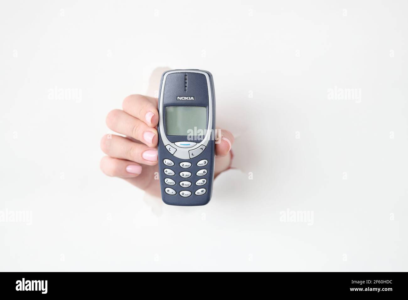 Mujer botón de mano teléfono Nokia 3310 Foto de stock