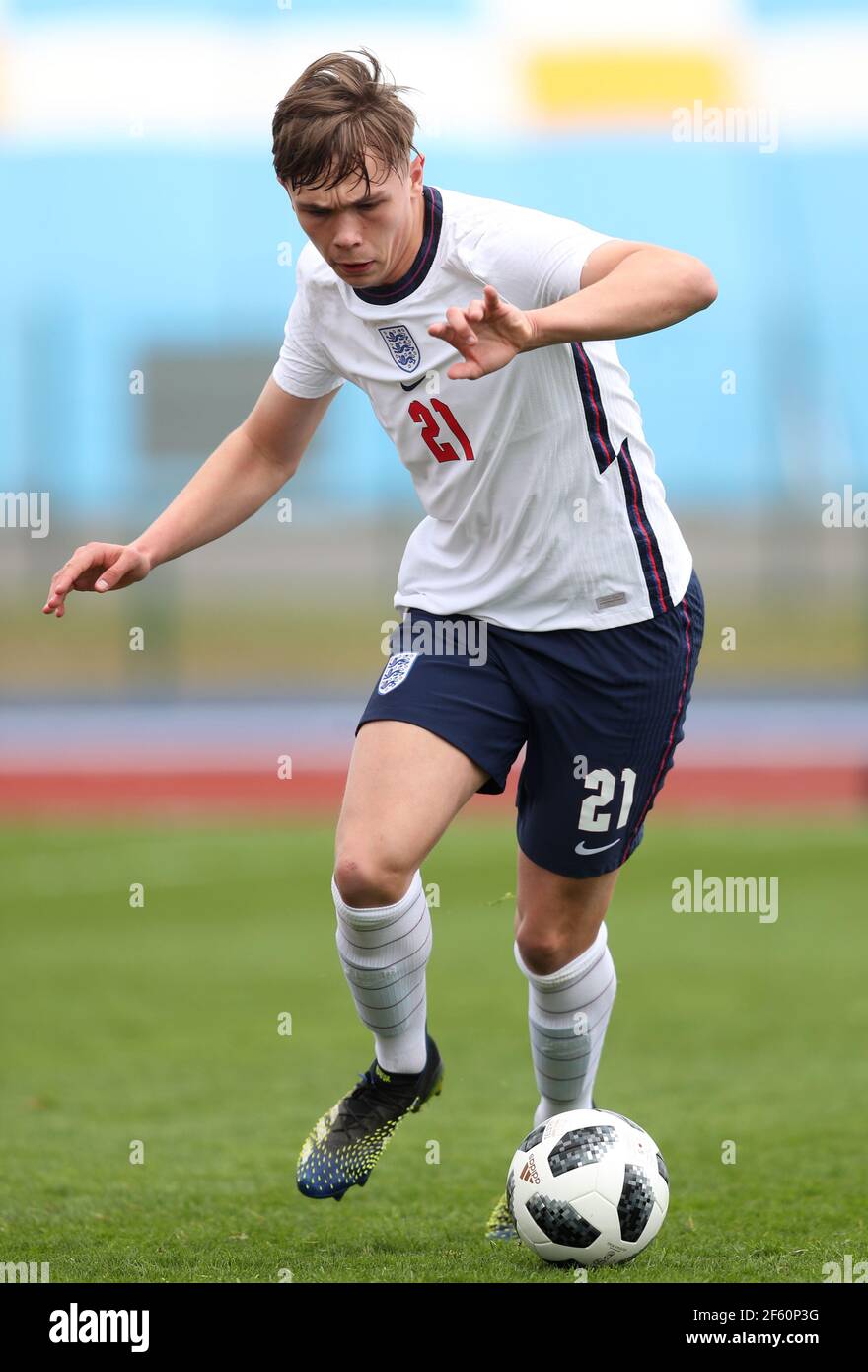 Callum Doyle de Inglaterra durante el partido amistoso internacional sub-18 en el estadio Leckwith, Cardiff. Fecha del cuadro: Lunes 29 de marzo de 2021. Foto de stock