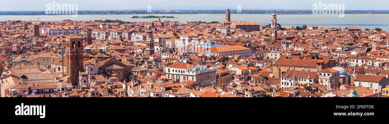 Vista panorámica de los tejados rojos de la hermosa Venecia con San Marco campanario Foto de stock