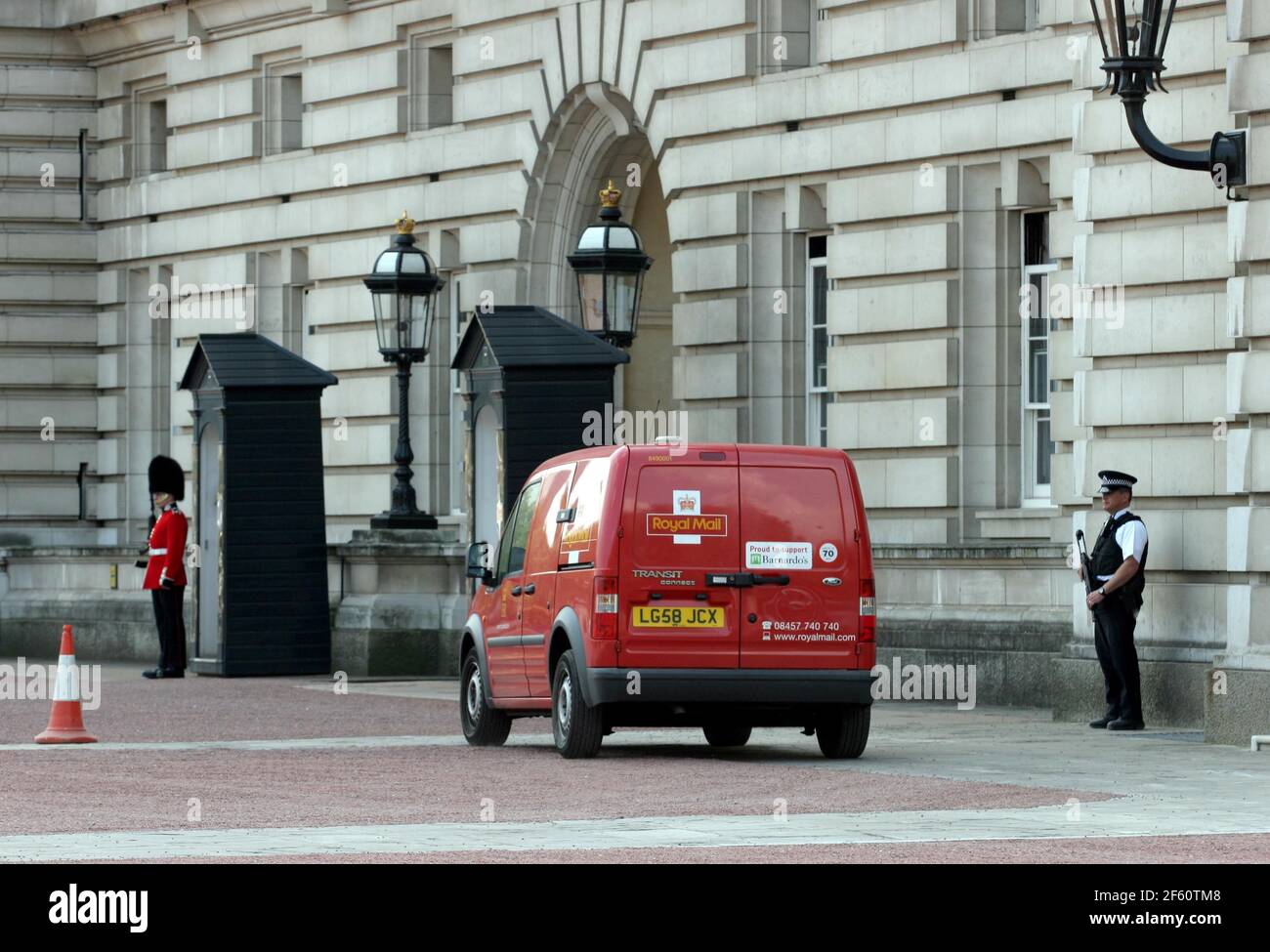 21 de abril de 2011. Buckingham PalaceLondres, Inglaterra. El correo Real entrega el correo al Palacio de Buckingham en el período previo a la boda Real cuando Kate mi Foto de stock