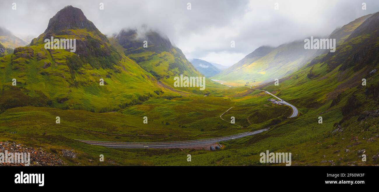 Panorama atmosférico vista de las tres Hermanas del valle de Glencoe paisaje de montaña en las tierras altas de Escocia, Escocia. Foto de stock