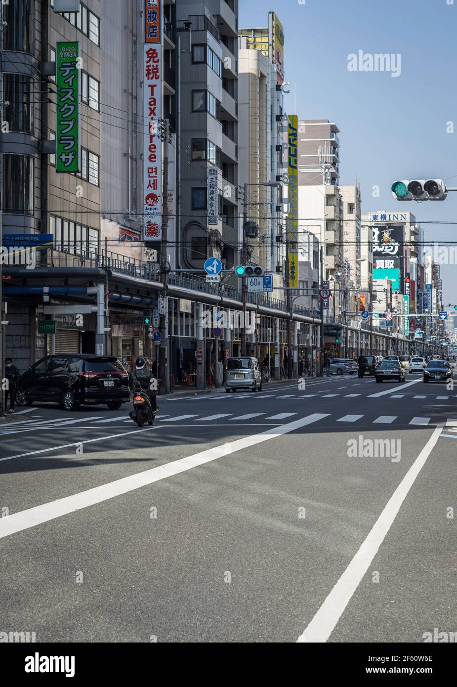 Vista a lo largo de Sakai Suji, calle Sakaisuji en Ebisucho, Nipponbashi, Osaka, Japón Foto de stock